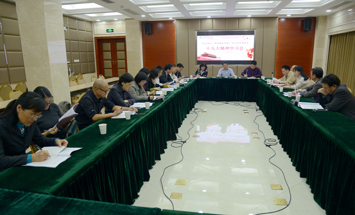校黨委副書記沈赤向民主黨派、統(tǒng)戰(zhàn)團(tuán)體負(fù)責(zé)人，市政協(xié)委員宣講十九大精神