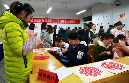 色彩絢麗、喜氣洋洋的活動(dòng)現(xiàn)場(chǎng)