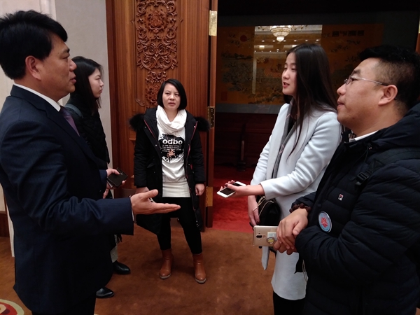 新聞發(fā)布會現(xiàn)場，多家媒體記者采訪賀瑞虎書記