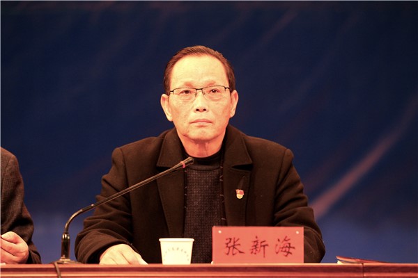 副校長、工會(huì)主席張新海宣讀表彰文件