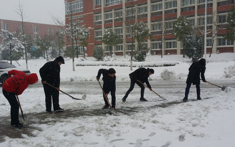 淮南師范學(xué)院召開(kāi)抗雪防災(zāi)工作會(huì)議，加強(qiáng)校園安全工作