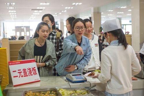 2元蓋澆飯后勤服務(wù)團(tuán)隊(duì)：飄香十余載，暖心不漲價(jià)