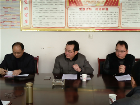 閬中師范學(xué)校召集華嚴寺村村兩委及駐村工作組研究脫貧攻堅工作