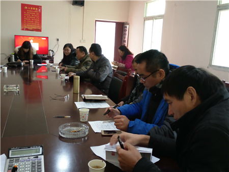 閬中師范學(xué)校召集華嚴寺村村兩委及駐村工作組研究脫貧攻堅工作