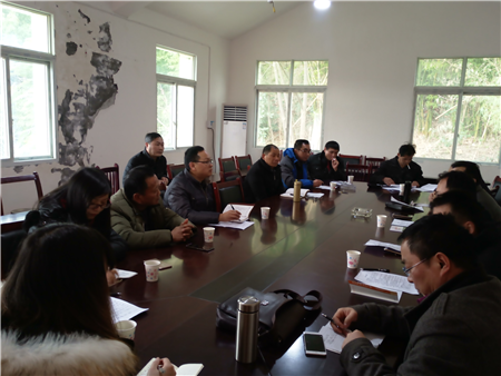 閬中師范學(xué)校召集華嚴寺村村兩委及駐村工作組研究脫貧攻堅工作