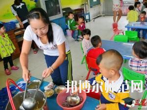 遵義2020年幼師學校有哪些科目?我們知道幼師專業(yè)是屬于一個學習內(nèi)容比較多的專業(yè)，因為是小朋友的啟蒙階段，同學們自己在報讀本專業(yè)的時候很多的同學都不知道到底是學一些什么?于是都來問道小編，小編就來給大家說一下關于學?？颇康氖虑榕?。  幼師學校學習專業(yè)課程 1、幼兒教育學  了解現(xiàn)代教育、幼兒教育的新觀念、新思想、新信息，結(jié)合我國幼兒教育改革中的新問題、新情況，將理論的闡述和幼兒教育實踐中的問題結(jié)合起來，進行具體分析和指導。  2、幼兒心理學  了解幼兒的認知和言語發(fā)展的特點和規(guī)律、幼兒的情緒、個性與社會性發(fā)展的關系及幼兒的活動心里。能依據(jù)幼兒特點，利用所學相關知識，初步具備幼兒園基層崗位幼兒教師的工作能力。培養(yǎng)學生具有誠實守信、善于溝通和合作的品質(zhì)。  3、幼師英語  根據(jù)幼師學生的英語水平和專業(yè)特點，從聽、說、讀、寫四個方面全方位的培養(yǎng)學生，讓學生掌握基本語法知識、語音知識、日常用語，提高學生的口語交際技能和綜合閱讀、寫作能力。讓學生在學習過程中發(fā)展綜合語音運用能力，提高人文素養(yǎng)，增強實踐能力，培養(yǎng)創(chuàng)新精神。  4、幼兒園組織與管理  讓學生了解幼兒園組織與管理的基本原理和內(nèi)容，掌握幼兒園組織與管理的基本規(guī)律，學會用所學專業(yè)理論解決實際工作中遇到的管理問題。結(jié)合案例分析，培養(yǎng)學生的思辨意識、創(chuàng)新意識，提高學生與時俱進的管理理念，為學生今后從事幼兒園教育工作和管理工作奠定良好的基礎，具有較強的實用性和可操作性。  學前教育前景好不好 學前教育上的現(xiàn)在已經(jīng)有越來越多的人關注，就業(yè)前景上的非常不錯的一個職業(yè)了，在現(xiàn)階段學前教育專業(yè)就業(yè)率上也在一直上升，我國對于學前教育上的重視的提升，也為學前教育專業(yè)人才提供了較好的就業(yè)機會，使得社會上的對于學前教育人才上的甚至出現(xiàn)了供不應求的現(xiàn)象，學前教育現(xiàn)階段也已經(jīng)成為一個非常重要的教育階段，擁有高素質(zhì)的學前教育人才對于整個教育事業(yè)上的也能夠起到一個促進和發(fā)展的作用。  幼師專業(yè)上就業(yè)前景也是比較好的，現(xiàn)階段社會上的對于幼師的需求也越來越多了，對于早期教育上的重視度的提升，使得幼師人才成為現(xiàn)階段社會上的所需要的重要人才選擇。  我們可以看到幼師專業(yè)學習的是很多的，小編給大家列舉了一些專業(yè)課程，其實這個專業(yè)是一個需要自己花費很多心力來學習的專業(yè)，同學們學習的內(nèi)容是很廣泛的，不過這個專業(yè)只要學好了，將來在就業(yè)方面就會很不錯，所以，希望選擇這個專業(yè)的同學都能掌握足夠的專業(yè)知識哦。