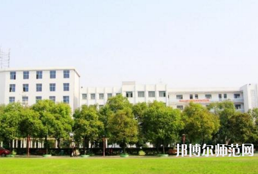 對(duì)于幼師學(xué)校的選擇，男生和女生是一樣的?，F(xiàn)在大部分學(xué)校的幼師專業(yè)在進(jìn)行招生的時(shí)候，其實(shí)男生和女生的招生計(jì)劃是統(tǒng)一的，學(xué)校對(duì)學(xué)生的性別并沒有要求。所以，小伙伴們選擇幼師學(xué)校的重點(diǎn)不應(yīng)該是這所學(xué)校適合男生還是適合女生，而是這所學(xué)校本身的辦學(xué)條件好不好，以及學(xué)校的優(yōu)勢(shì)以及劣勢(shì)有哪些等等。接下來，對(duì)南昌理工職業(yè)中等專業(yè)學(xué)校感興趣的小伙伴們可以一起來看一看這所學(xué)校的具體情況。  南昌理工職業(yè)中等專業(yè)學(xué)校辦學(xué)理念 學(xué)校以“辦學(xué)校，不開學(xué)店，造福炎黃子孫!”為宗旨，遵循黨的教育方針，倡導(dǎo)“誠實(shí)、博愛、勤奮、自強(qiáng)”的校訓(xùn)，按照“理論夠用，注重實(shí)踐”的原則，為社會(huì)經(jīng)濟(jì)建設(shè)培養(yǎng)“一專多能”的應(yīng)用型人才。畢業(yè)生深受用人單位的歡迎。 例如推薦在“啟悅電子廠”工作的同學(xué)進(jìn)廠第九天，就對(duì)8086高壓擊穿儀進(jìn)行技術(shù)改造，降低了勞動(dòng)強(qiáng)度，提高了生產(chǎn)效率。該廠董事長吳德和先生專程由臺(tái)北趕來我校考察，并當(dāng)即簽定了廠校合作協(xié)議。  接著我校又與深圳新飛通、深圳捷迪訊、上海偉創(chuàng)力、上海先進(jìn)半導(dǎo)體、上海華微、杭州矢崎、蘇州生益科技、上海攜程旅行網(wǎng)等20多家公司建立了合作伙伴關(guān)系?？梢哉f：“選擇理工，就業(yè)輕松!” 學(xué)校與南昌航空大學(xué)聯(lián)合辦學(xué)，是南昌航空大學(xué)繼續(xù)教育學(xué)院教學(xué)點(diǎn)，依托南昌航空大學(xué)的人才、圖書、先進(jìn)的教學(xué)設(shè)施，資源共享。學(xué)校有一支政治素質(zhì)高、教學(xué)和管理經(jīng)驗(yàn)豐富的專兼職師資隊(duì)伍，正副教授、高級(jí)教師近半，其中不少曾獲得“最佳授課教師”的稱號(hào)。  南昌理工職業(yè)中等專業(yè)學(xué)校教學(xué)設(shè)置 學(xué)校除精湛的理論教學(xué)外，還設(shè)有圖書閱覽室、計(jì)算機(jī)中心、語音室和電工、電子、機(jī)電、機(jī)械加工、數(shù)控、酒店管理等實(shí)驗(yàn)室能安排學(xué)生進(jìn)行多種實(shí)驗(yàn)，“邊講邊練，講練結(jié)合”，確保學(xué)生動(dòng)手能力的培養(yǎng)。 學(xué)校采取多層次、開放性辦學(xué)和封閉式管理。不僅注重教育質(zhì)量，更注重道德品質(zhì)和綜合素質(zhì)教育。教育管理嚴(yán)格，始終把學(xué)校的安全工作放在首位，在2005-2010職業(yè)高校年檢中，得到市教育局有關(guān)領(lǐng)導(dǎo)的表揚(yáng)，連續(xù)被評(píng)為職業(yè)教育辦學(xué)先進(jìn)單位。  南昌理工職業(yè)中等專業(yè)學(xué)校報(bào)名手續(xù) 即日起可到校招生辦或當(dāng)?shù)匚倚Ｕ猩c(diǎn)報(bào)名，或來函來電報(bào)名、網(wǎng)上報(bào)名。  本地區(qū)的應(yīng)屆初中畢業(yè)生可在就讀中學(xué)填中考志愿報(bào)名。  報(bào)到時(shí)帶好戶口本，五張一寸免冠照片和初高中畢業(yè)證書。  小編總結(jié) 南昌理工職業(yè)中等專業(yè)學(xué)校是一所按照“理論夠用，注重實(shí)踐”的原則，為社會(huì)經(jīng)濟(jì)建設(shè)培養(yǎng)“一專多能”的應(yīng)用型人才的中專學(xué)校，學(xué)校開設(shè)有幼師類的專業(yè)，對(duì)幼師行業(yè)感興趣的初中畢業(yè)生可以多加關(guān)注這所學(xué)校。接下來小伙伴們可以去到學(xué)校官網(wǎng)對(duì)學(xué)校做進(jìn)一步的了解。當(dāng)然，在南昌還有開設(shè)有幼師類專業(yè)的其他學(xué)校，大家也可以看看其他的學(xué)校怎么樣，做一個(gè)比較，然后選擇出最適合自己的一所。