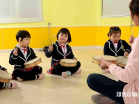 宜昌2021年幼師學(xué)校中專升大?？际裁? /><b>宜昌2021年幼師學(xué)校中專升大?？际裁?/b><span>2020-10-30 15:32</span><p>幼師專業(yè)在近年來飛速發(fā)展，雖然人才緊缺，但由于家長對孩子的重視，社會對幼兒教師專業(yè)越來越嚴格，無論是專業(yè)知識還是學(xué)歷，都</p></a></li>
            <li><a href=