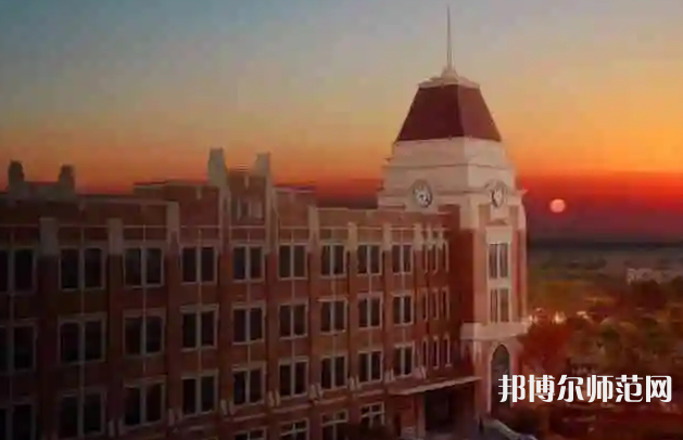 對于很多不了解學校的學生來說讀書的時候要面臨著很多信息的接受，就拿簡單的填寫志愿來說，提前就需要了解清楚很多的學校，對于學校的基礎(chǔ)信息需要掌握比較好才可以的，最近有同學們來問小編學校的招生代碼，小編就來給同學們整理一下。  上海外國語師范大學賢達經(jīng)濟人文學院虹口校區(qū)代碼 學校代碼：13636  上海外國語師范大學賢達經(jīng)濟人文學院虹口校區(qū)拓展閱讀 基礎(chǔ)教學部基礎(chǔ)教學部是承擔學校公共基礎(chǔ)課程的教學單位，下設(shè)基礎(chǔ)部辦公室和計算機、體育教、通識3個教研室。  現(xiàn)有專、兼職教師50人，其中教授2名，副教授12名，專職專任教師全部具有研究生學歷，其中博士后1人，博士2名。  基礎(chǔ)教學部堅持立德樹人的教育方針，崇尚教書育人，加強學生道德素質(zhì)教育和能力培養(yǎng)，全體教師積極參與科研工作、開展課程建設(shè)、推進教學改革、提升教學效果，保證了全校的公共基礎(chǔ)課教學效果。  計算機教研室主要承擔全校的計算機公共課《計算機應(yīng)用基礎(chǔ)》的教學工作，課程以“傳授知識、鍛煉技能”為基本目標，并貫徹對學生計算思維的培養(yǎng)，有效地向?qū)W生普及了實用的計算機應(yīng)用技術(shù)，為學生能贏得信息時代的競爭打下良好的基礎(chǔ)。  體育教研室主要承擔全校的體育類課程教學，分別開設(shè)了足球、籃球、排球、乒乓球、羽毛球、棒球、壘球、板球、啦啦操、瑜伽、飛鏢、防身術(shù)等項目，為學生身心全面發(fā)展提供保證。教師還利用業(yè)余時間指導運動隊訓練、參賽，在歷年上海市高校陽光體育賽事中屢獲佳績，為學院創(chuàng)建積極健康、蓬勃向上的校園文化氛圍。  小編給同學們整理了學校的招生代碼，同學們自己如果是要填寫本校的話就要注意哦，讀大學對于每一位同學都是有很深刻的意義的，同學們在這里不僅能夠?qū)W習到專業(yè)的知識，還能在這個又自己對于這個世界的初步理解。